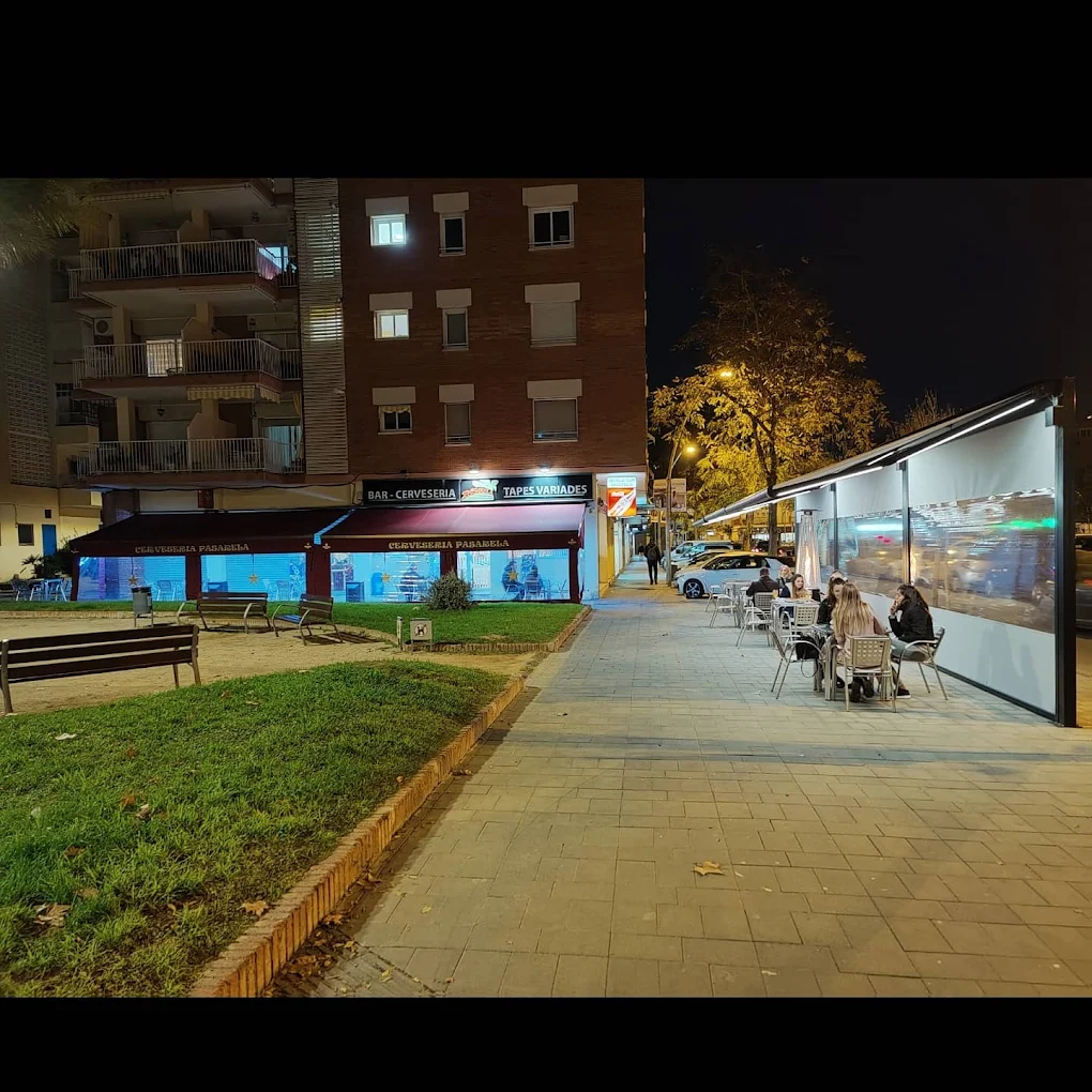 Bar Pasarela visto desde el parque de noche
