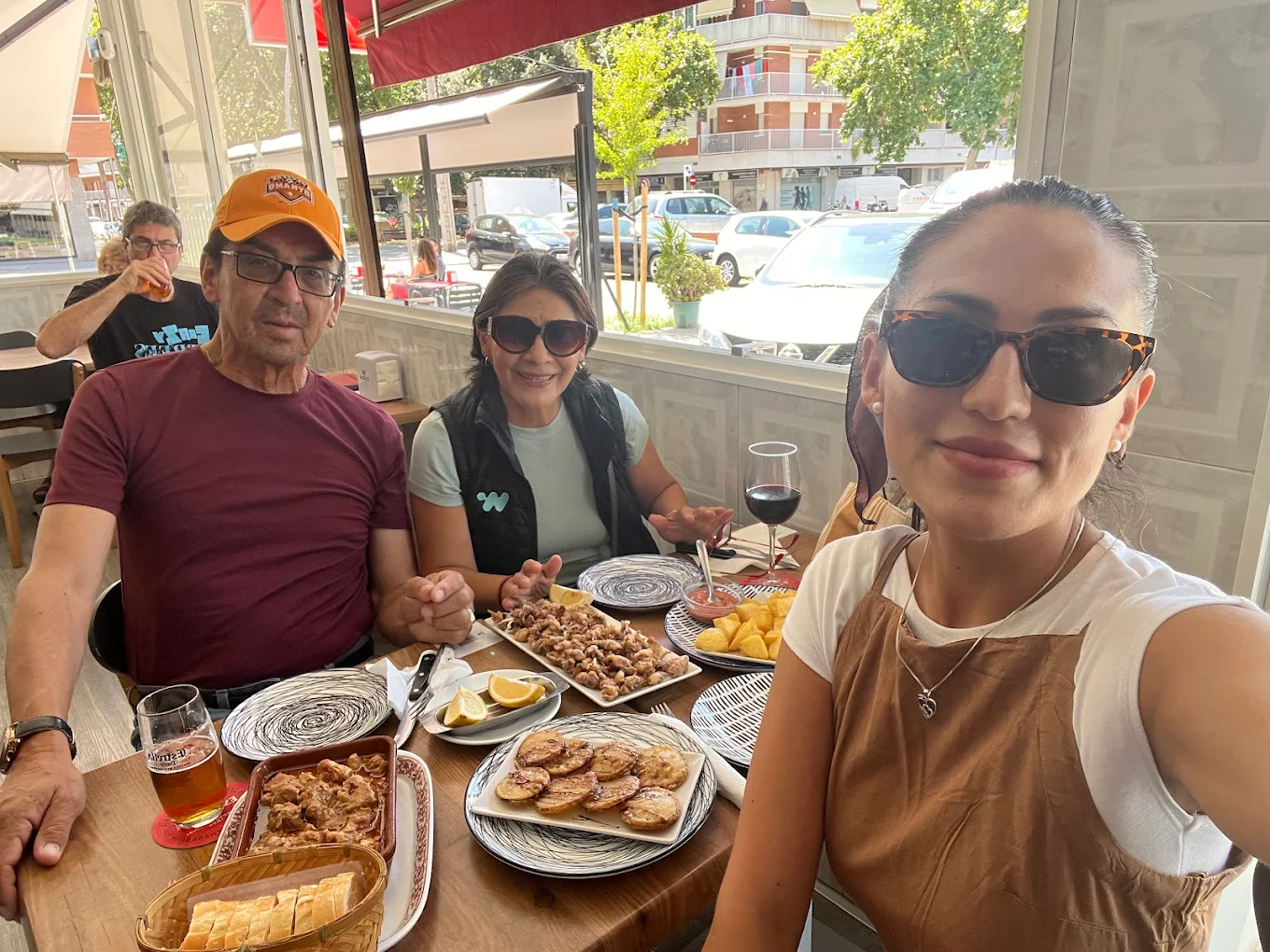 Clientes disfrutando en la terraza de Bar Pasarela