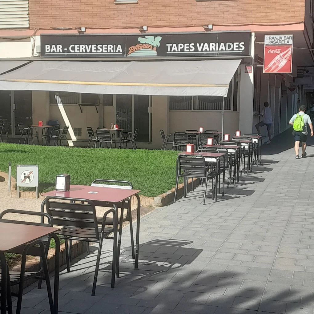 Terraza de Bar Pasarela de día