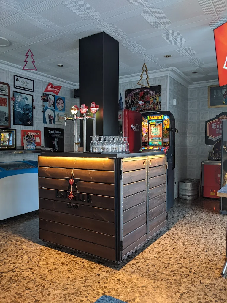 Barra de Bar Pasarela con grifos de cerveza