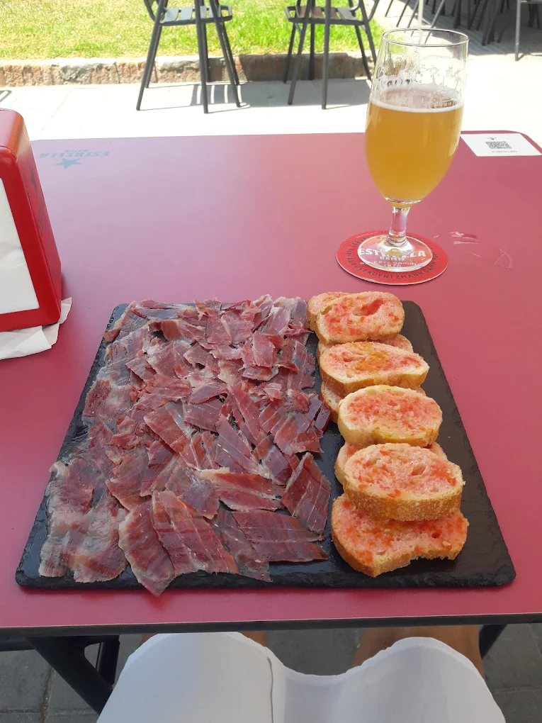 Jamón ibérico con pan con tomate y caña en Bar Pasarela
