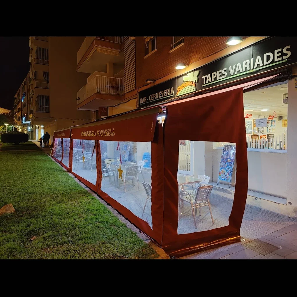 Fachada de Cerveseria Bar Pasarela iluminada de noche en Castelldefels