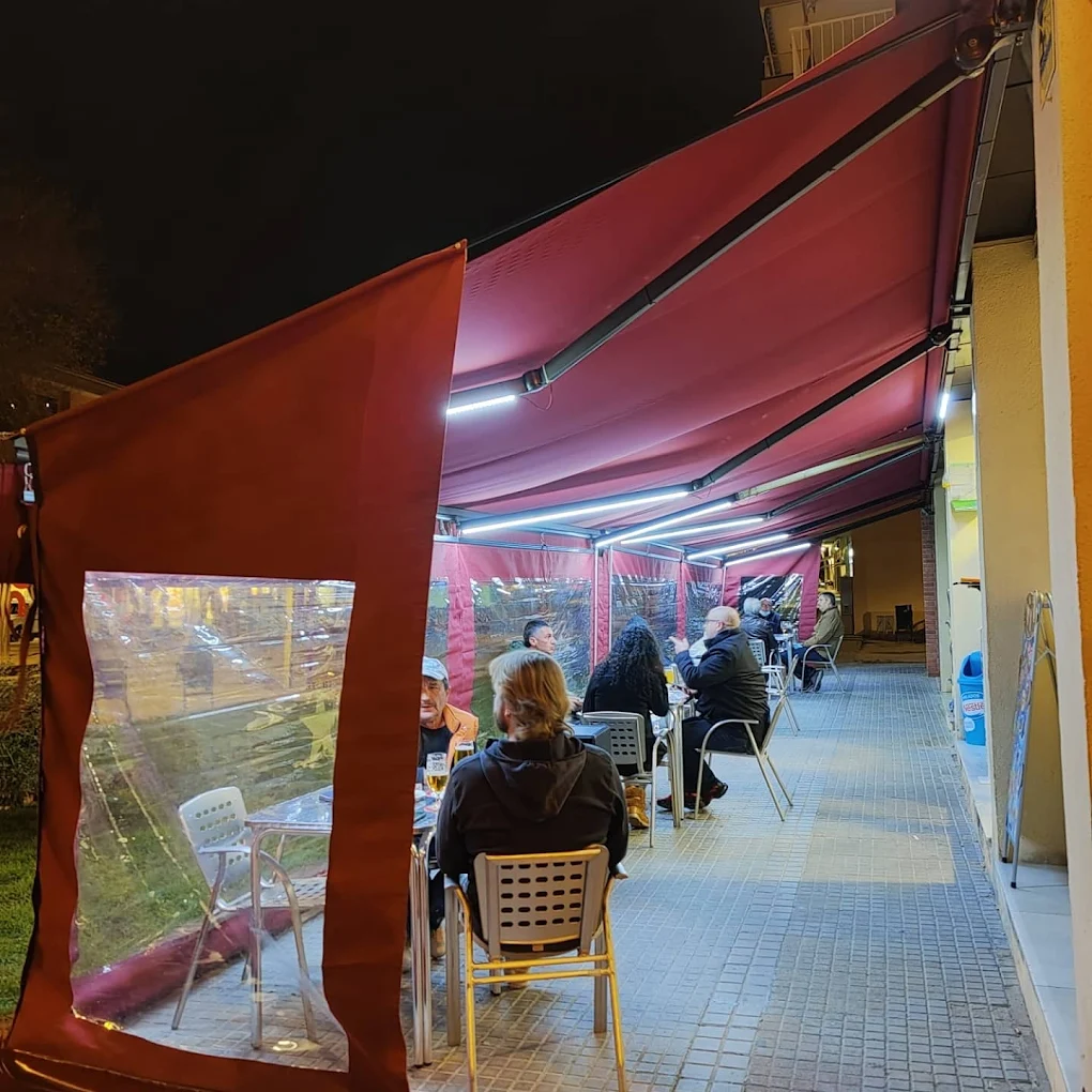 Terraza de Bar Pasarela de noche