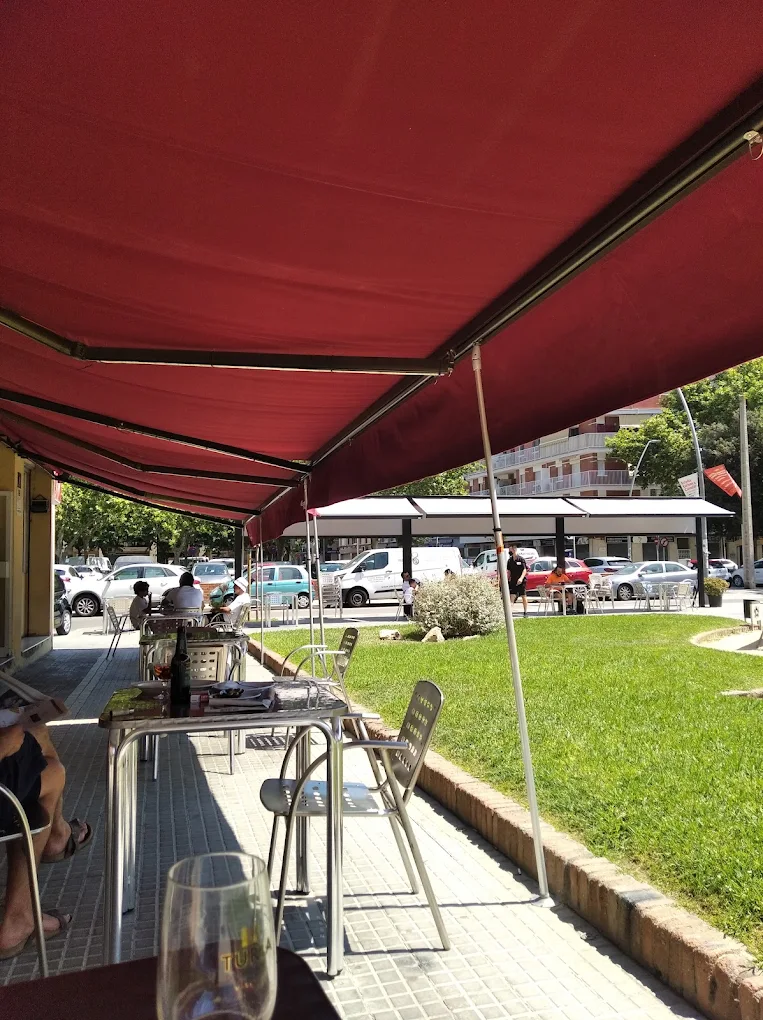 Terraza exterior de Bar Pasarela con vistas al parque